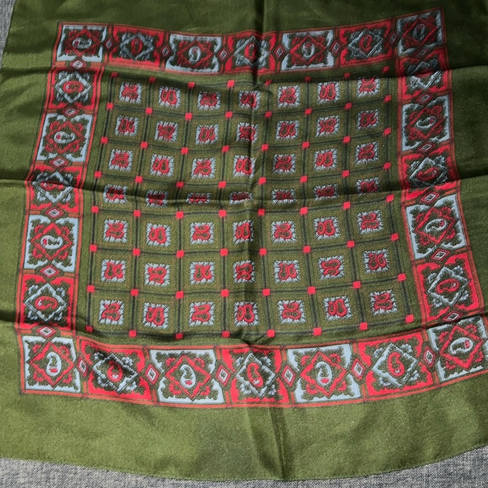All silk made in England scarf 🌺👏🌺